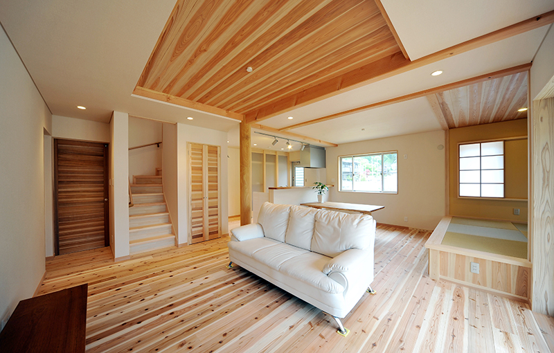 銘木で自然への親しみを