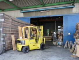 全国の木材市場で買い付けした原木・半製品を自社で製材します。