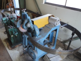 目立ての機械です。グラインダーで帯鋸の刃を目立てをします。