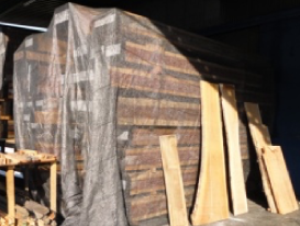 ケヤキの大黒です。風通しのよい場所でネットかぶせ数年自然乾燥します。