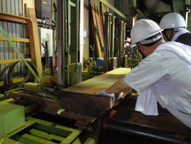 製材が終わり盤が送りだされます。